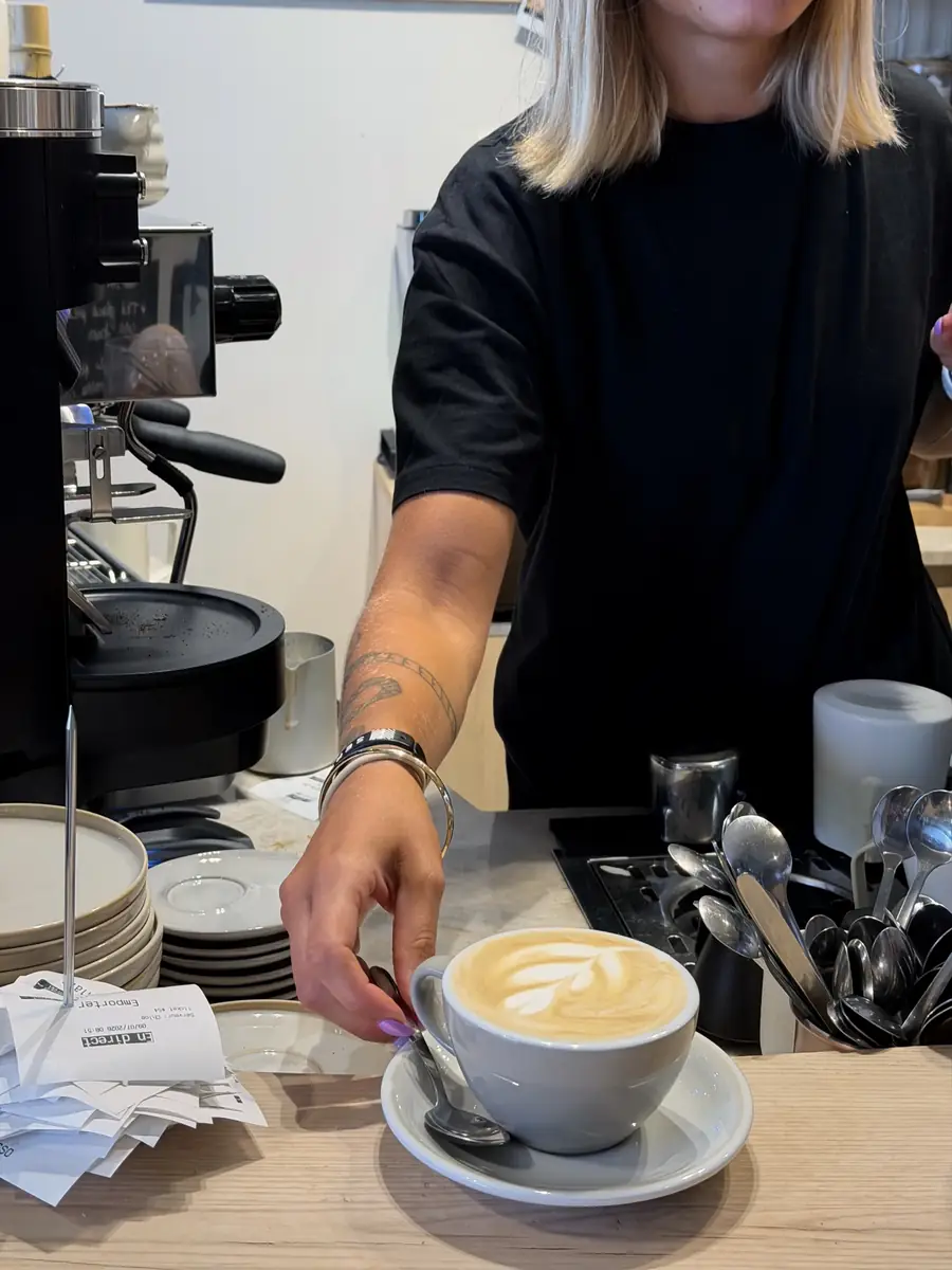 Un café servi au comptoir