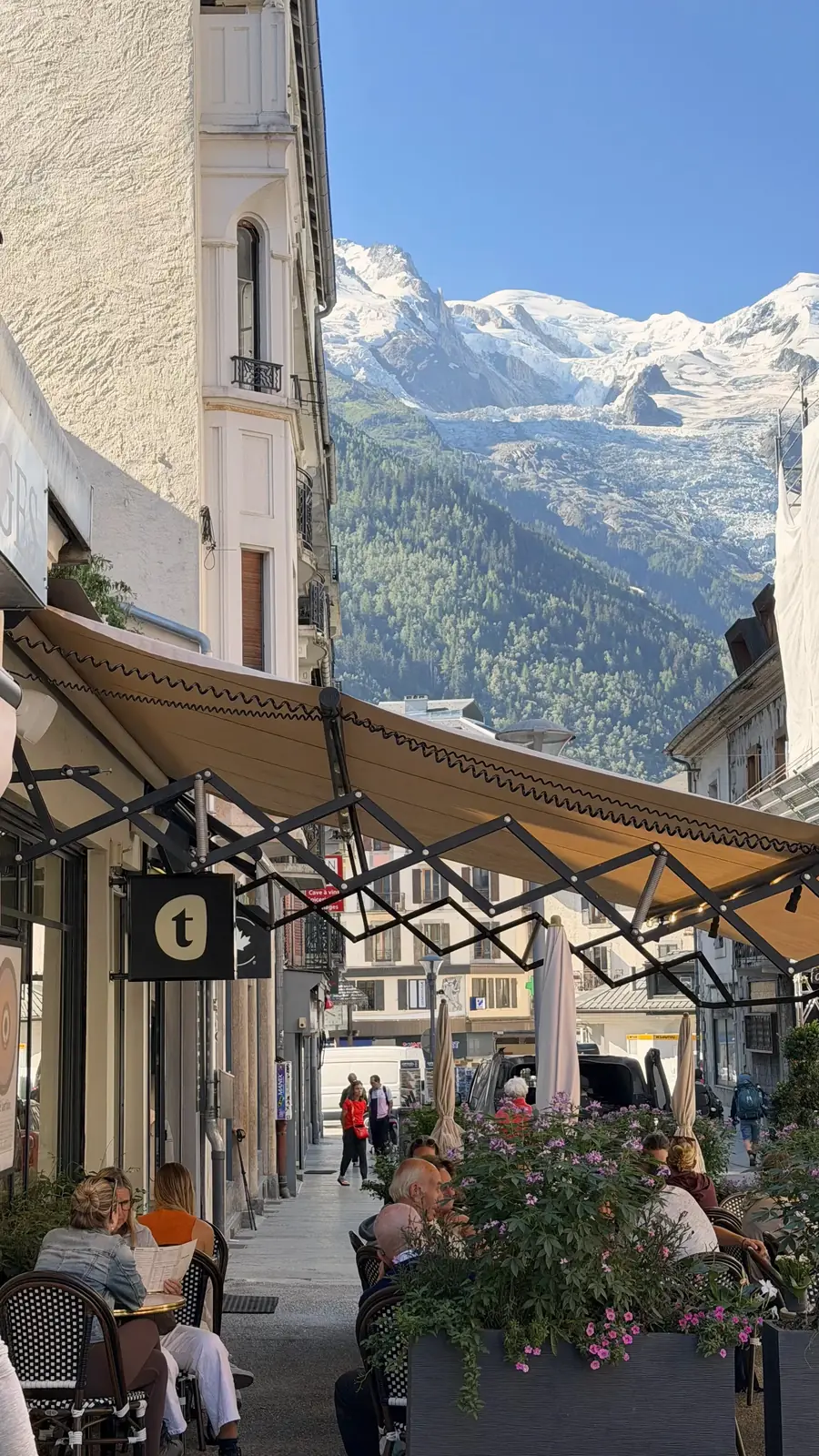 Les sommets au-dessus de la rue Joseph Vallot, vus depuis Café Tartine