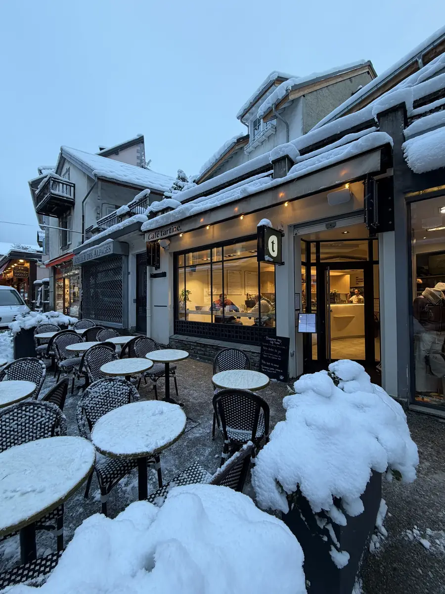 Café Tartine et la rue Joseph Vallot sous la neige