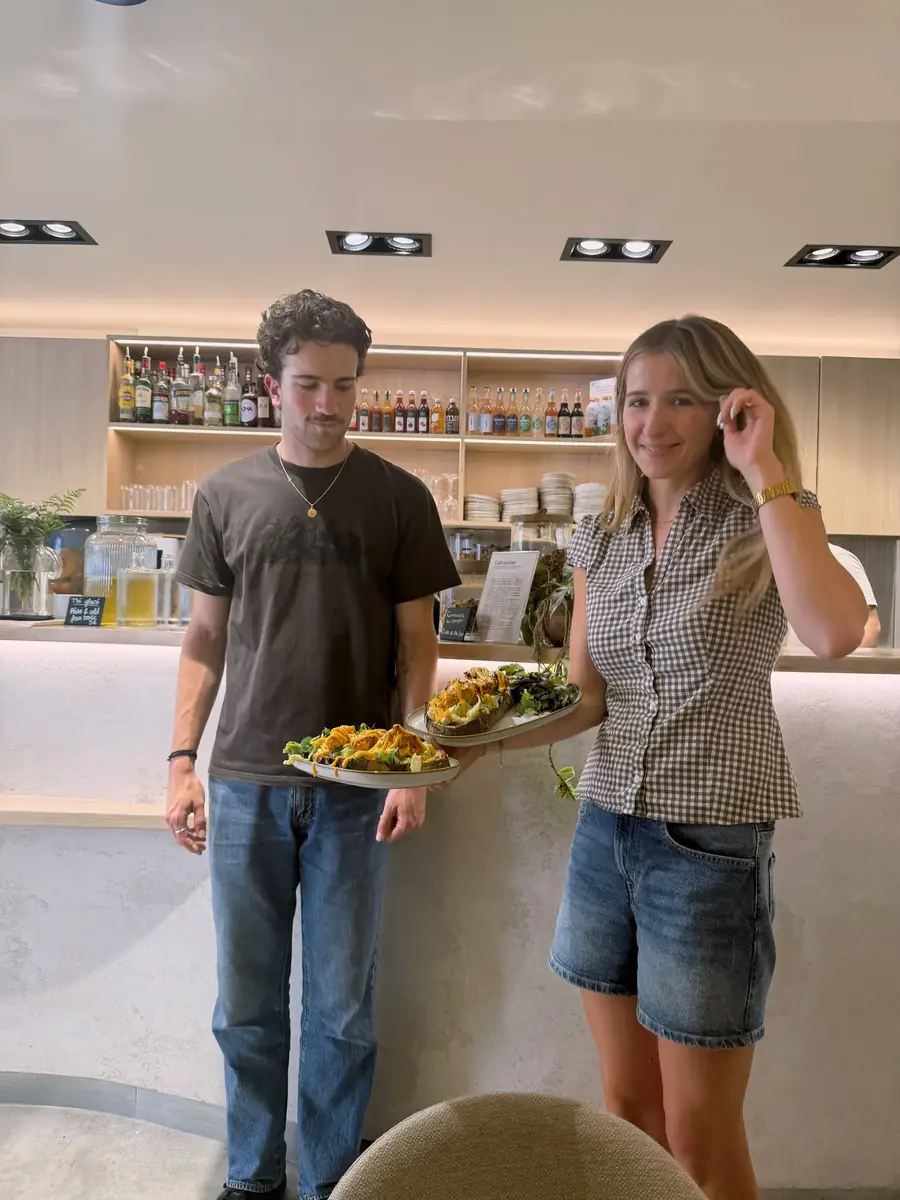 Deux membres de l’équipe derrière le comptoir de Café Tartine