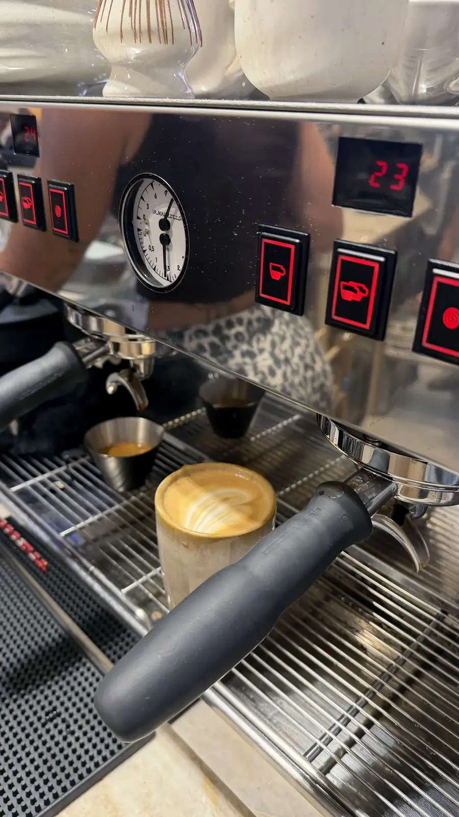 Un espresso en cours d’extraction à la machine du café