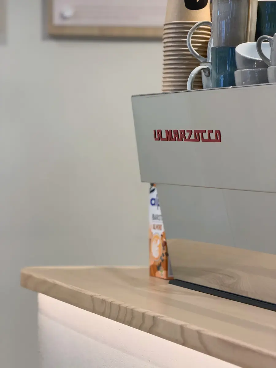 La machine à espresso La Marzocco au comptoir de Café Tartine