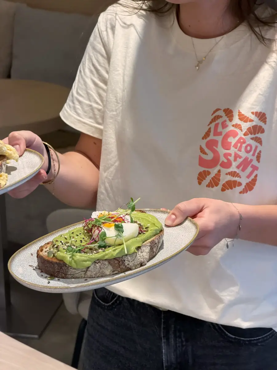 Une tartine garnie d’avocat prête à être servie