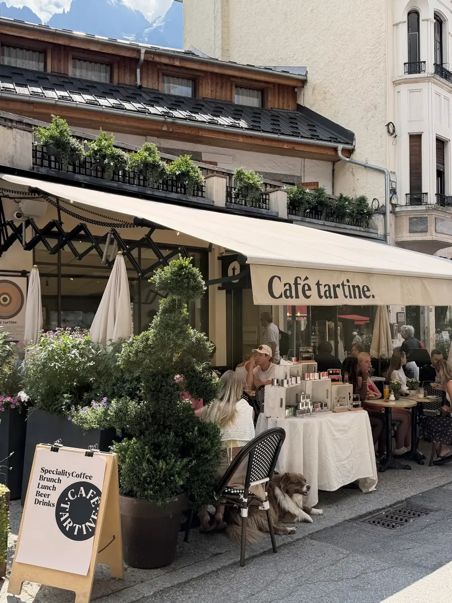 La terrasse de Café Tartine rue Joseph Vallot