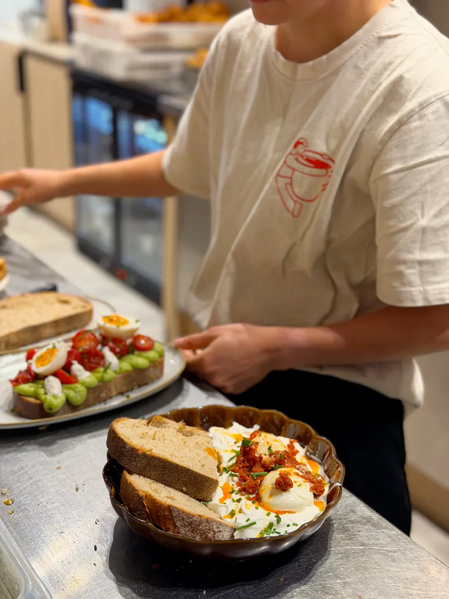 Œufs, pain grillé et tartines préparés au comptoir