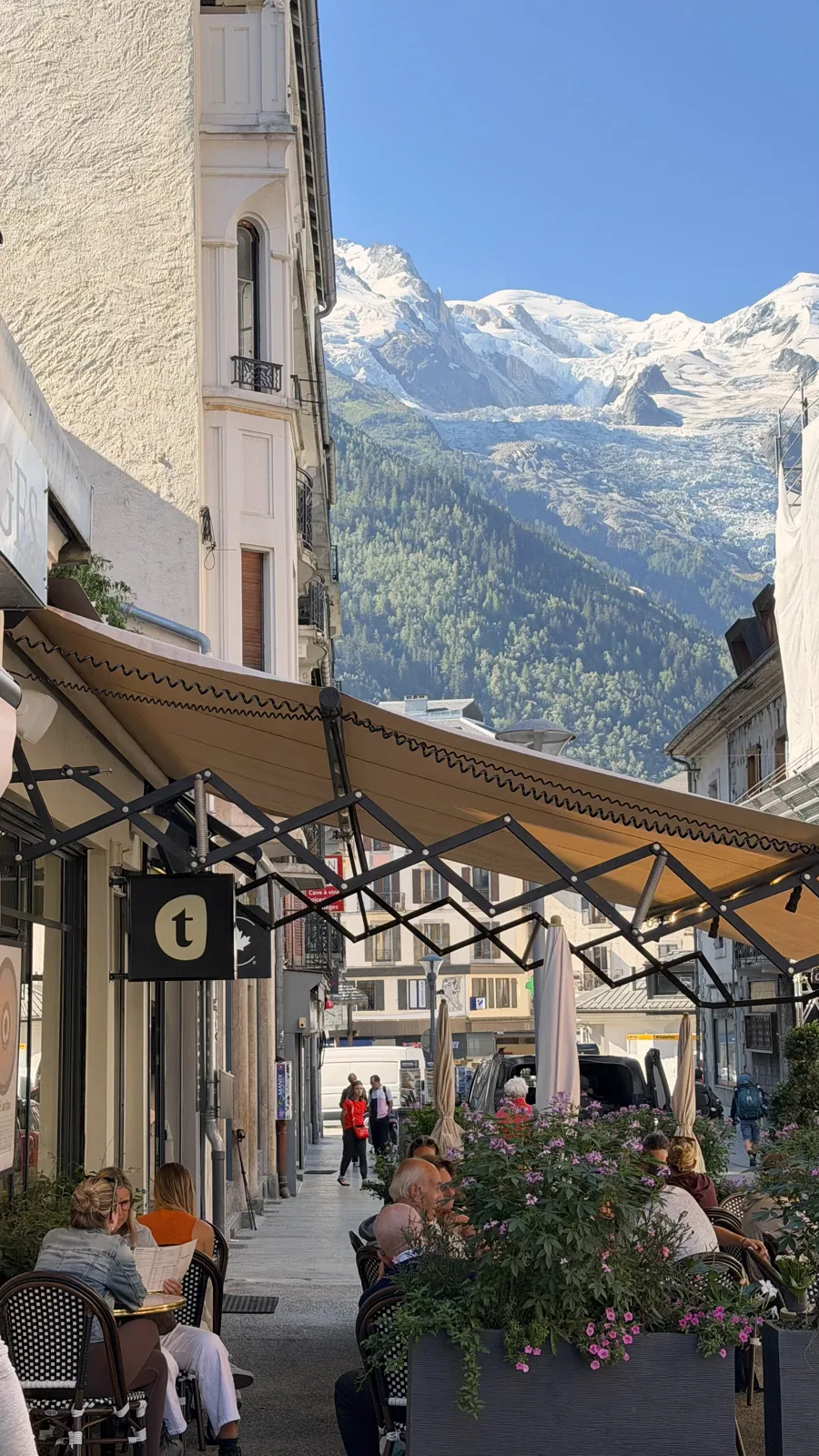 Les sommets au-dessus de la rue Joseph Vallot, vus depuis Café Tartine