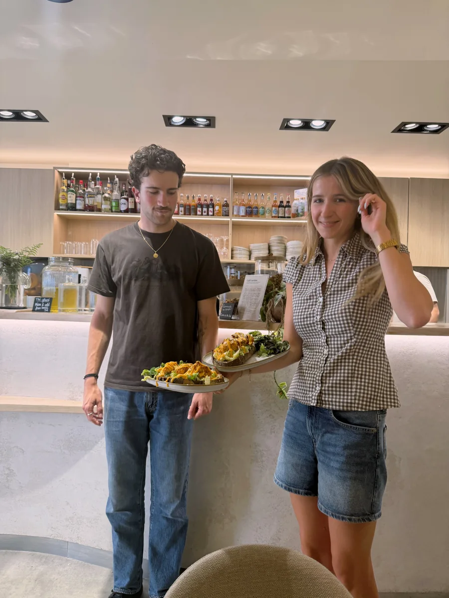 Deux membres de l’équipe derrière le comptoir de Café Tartine
