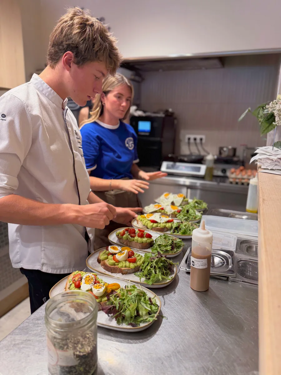 Préparation des tartines dans la cuisine ouverte de Café Tartine