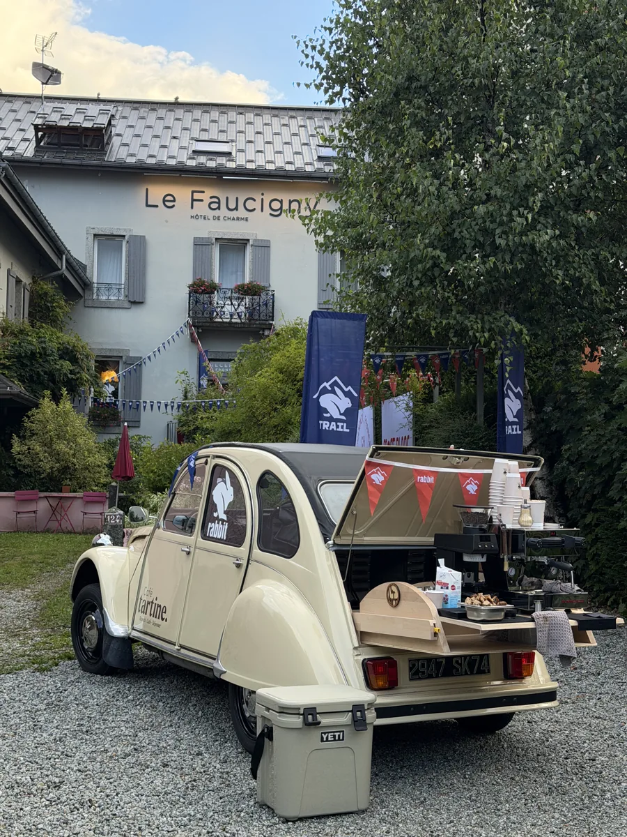 La 2CV Café Tartine, prête à servir le café