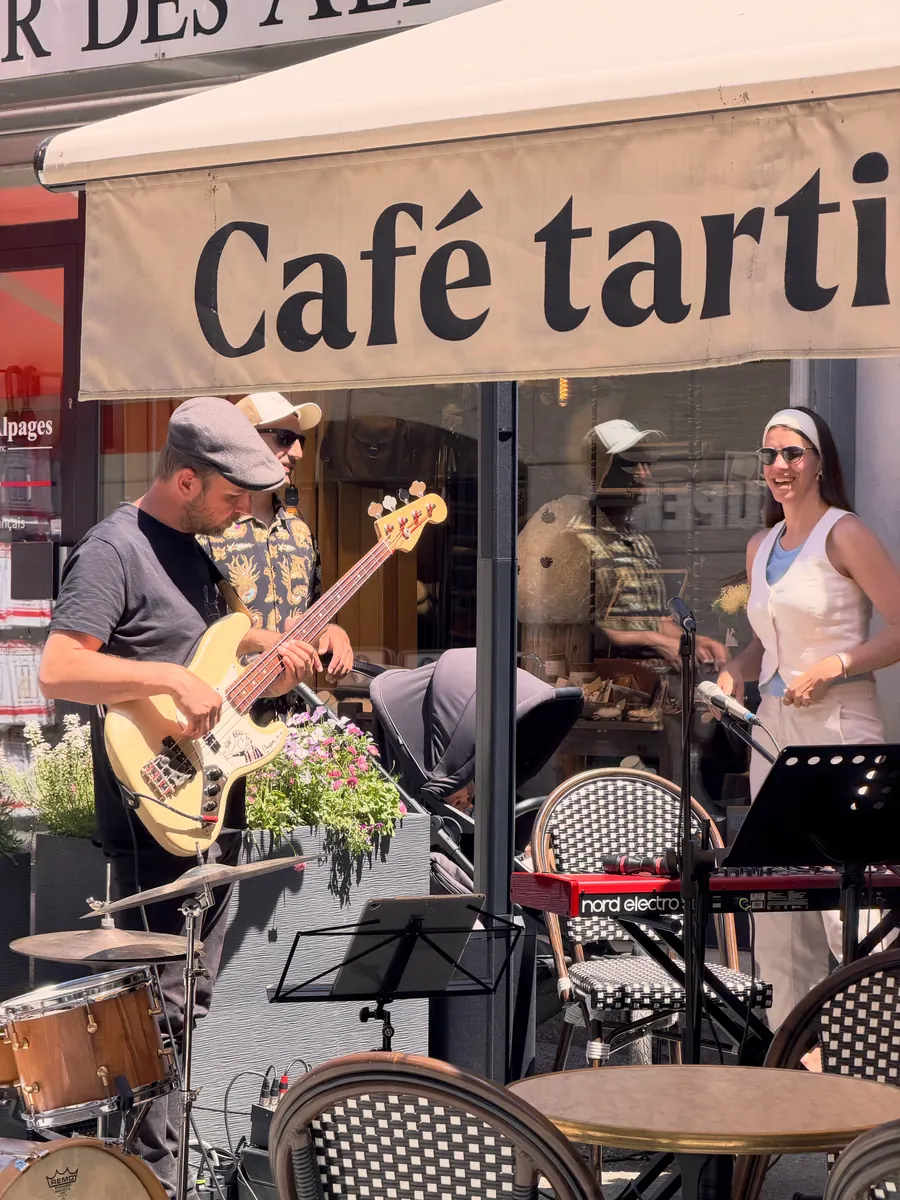 Des musiciens jouent devant la terrasse de Café Tartine