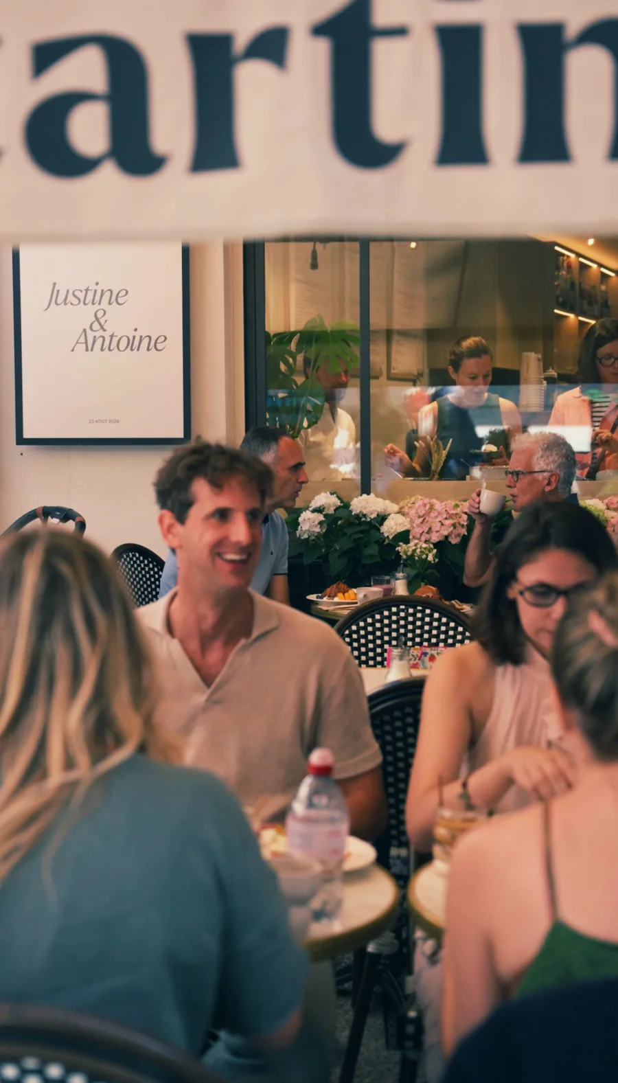 Des convives réunis autour d’une table de Café Tartine