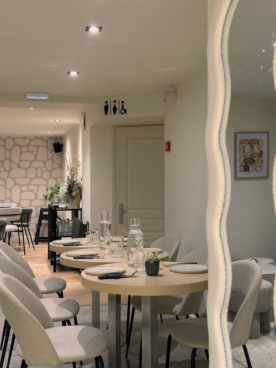 Les tables et les banquettes à l’intérieur de Café Tartine